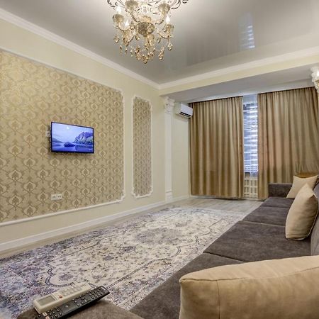 Appartamento 2-Ком Квартира Bishkek Esterno foto