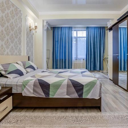 Appartamento 2-Ком Квартира Bishkek Esterno foto